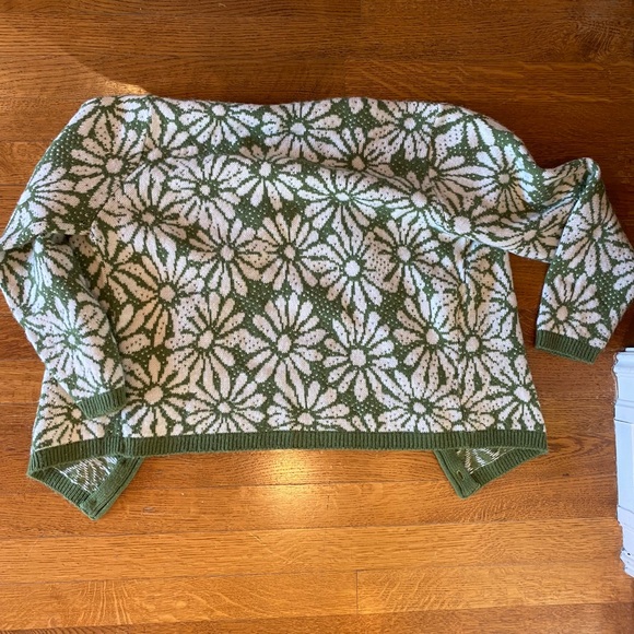 Green and white sweater - Picture 2 of 3